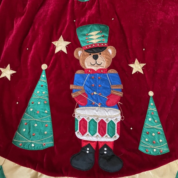 Santa's Best Christmas Eve Tree Skirt Bear Toy Soldier Red Velvet Satin Sequins - Picture 2 of 9